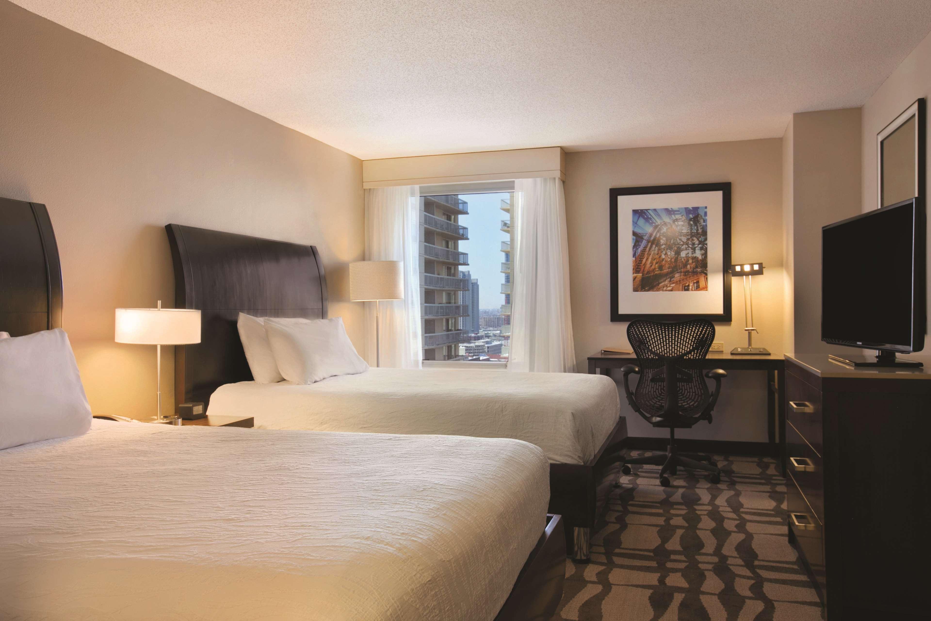 Hilton Garden Inn Chicago Downtown/Magnificent Mile Exterior photo